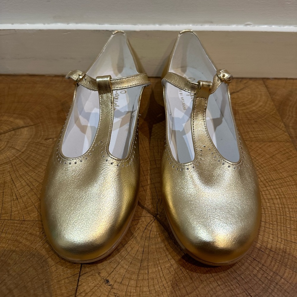 La Coqueta t bar gold flats.